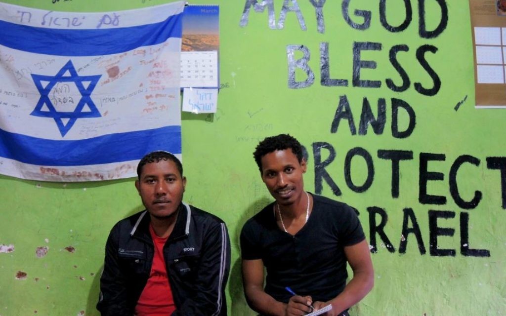 Eyayu Abuhay (dr.), l’un des cinq membres du comité de direction de la communauté d’Addis Abeba, et Ayeneixi Moges, membre de la communauté, dans la salle des jeunes de la synagogue d’Addis Abeba, le 6 mai 2016. (Crédits : Melanie Lidman / Times of Israel)