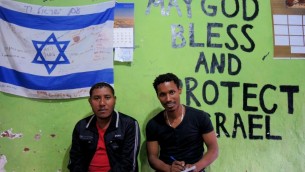 Eyayu Abuhay (dr.), l’un des cinq membres du comité de direction de la communauté d’Addis Abeba, et Ayeneixi Moges, membre de la communauté, dans la salle des jeunes de la synagogue d’Addis Abeba, le 6 mai 2016. (Crédits : Melanie Lidman / Times of Israel)