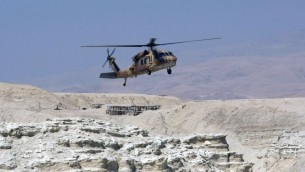 Un hélicoptère Sikorsky Blackhawk atterrit dans le désert de Judée, (Crédit : Kobi Gideon / Flash90) 