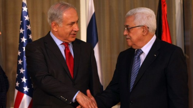 Le Premier ministre Benjamin Netanyahu et Mahmoud Abbas, président de l'Autorité palestinienne, à Jérusalem, le 15 septembre 2010. (Crédit : Kobi Gideon/Flash90)