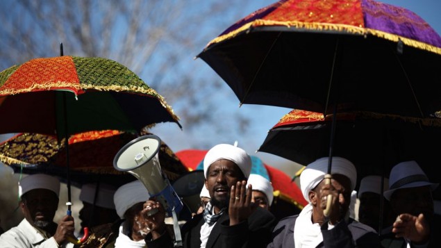 Les dirigeants religieux de la communauté israélo-éthiopienne manifestent contre le refus de les reconnaitre officiellement en tant qu'autorités religieuses, à Jérusalem, le 4 décembre 2011. (Crédit : Kobi Gideon/Flash90) 