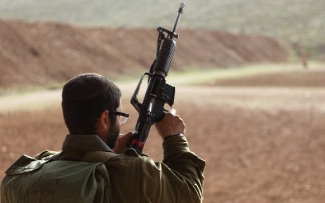 Soldat israélien avec une arme. Illustration. (Crédit : Yaakov Naumi/Flash90)
