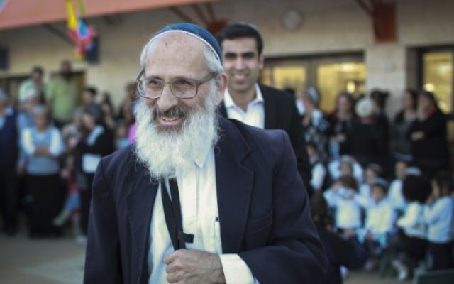 Le rabbin Shlomo Aviner, un des auteurs de la lettre condamnant l'homosexualité et la Gay Pride, pendant l'inauguration d'un jardin d'enfants dans l'implantation de Beit El, en Cisjordanie, le 26 mars 2014. (Crédit : Hadas Parush/Flash90)