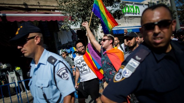 Des membres de la communauté LGBT entourés de centaines de policiers israéliens manifestent tourte de Jaffa, à Jérusalem, le 14 août 2015, après l'attaque au couteau mortelle pendant la Gay Pride annuelle de la ville le 30 juillet 2015. (Crédit : Yonatan Sindel/Flash90).
