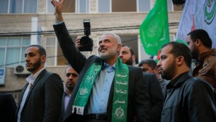 Le chef du Hamas Ismail Haniyeh salue la foule lors d'un rassemblement marquant le 28e anniversaire de la création du Hamas, à Gaza Ville, le 14 décembre 2015. (Crédit : Emad Nassar/Flash90)