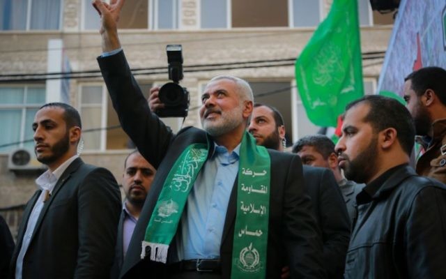 Le chef du Hamas Ismail Haniyeh salue la foule lors d'un rassemblement marquant le 28e anniversaire de la création du Hamas, à Gaza Ville, le 14 décembre 2015. (Crédit : Emad Nassar/Flash90)