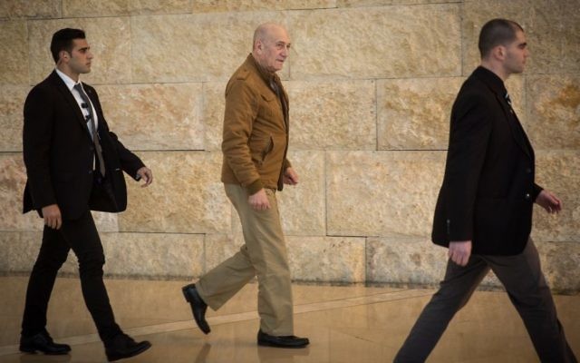 L'ancien Premier ministre Ehud Olmert à la Cour suprême de Jérusalem, le 19 janvier 2016 (Crédit : Hadas Parush/Flash90)