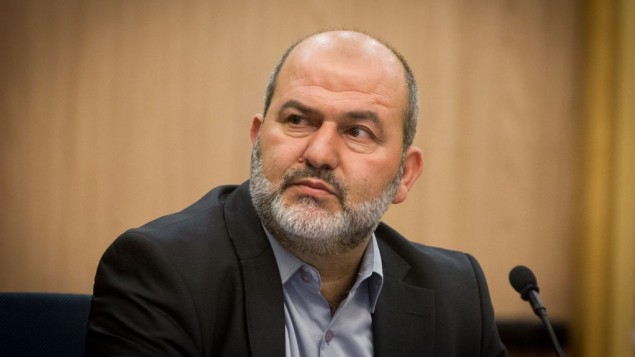 Le député de la Liste arabe unie Abd al-Hakim Hajj Yahya lors d'une réunion d'un comité de la Knesset, le 13 avril 2016 (Crédit : Miriam Alster/Flash90)