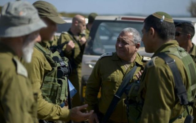 Gadi Eizenkot, chef d'Etat-major de l'armée israélienne, rend visite aux troupes pendant un exercice, le 22 juin 2016. (Crédit : Yahav Trudler/porte-parole de l'armée israélienne/Flash90)