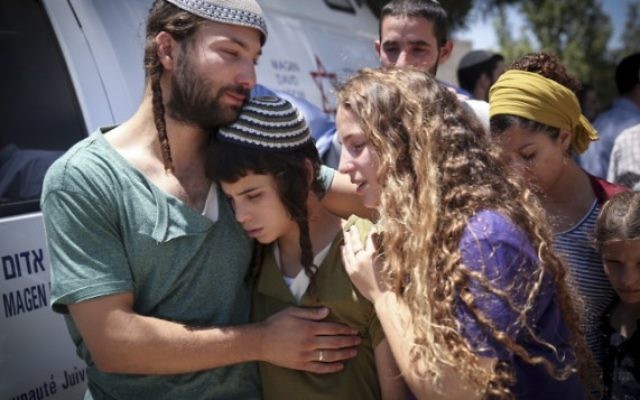 Les enfants du rabbin Miki Mark pendant le service funéraire à la yeshiva d'Otniel, qui était dirigée par leur père, le 3 juillet 2016. (Crédit : Hadas Parush/Flash90)