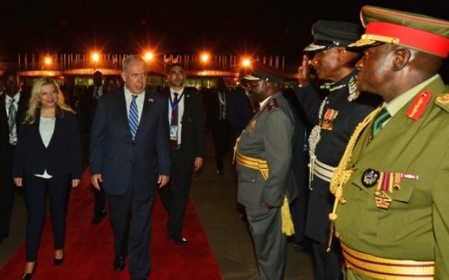 Le Premier ministre Benjamin Netanyahu et son épouse Sara pendant une visite à Entebbe, en Ouganda, le 4 juillet 2016. (Crédit : Kobi Gideon/GPO)