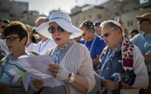 Des membres des mouvements conservateur et réformé pendant un service religieux mixte sur la place publique située devant le mur Occidental, dans la Vieille Ville de Jérusalem, le 4 juillet 2016. (Crédit : Yonatan Sindel/Flash90)