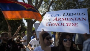 La communauté arménienne de Jérusalem manifeste devant la Knesset suite au récent accord diplomatique entre le gouvernement israélien et la Turquie, pour demander que l'Etat d'Israël reconnaisse le génocide arménien, le 5 juillet 2016. (Crédit : Hadas Parush/Flash90)