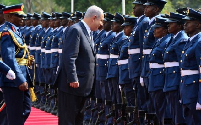 Le Premier ministre Benjamin Netanyahu inspecte une garde d'honneur à Nairobi, au Kenya, le 5 juillet 2016. (Crédit : Kobi Gideon/GPO)