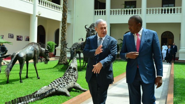 Le Premier ministre Benjamin Netanyahu et le président du Kenya Uhuru Kenyatta à Nairobi, au Kenya, le 5 juillet 2016. (Crédit : Kobi Gideon/GPO)