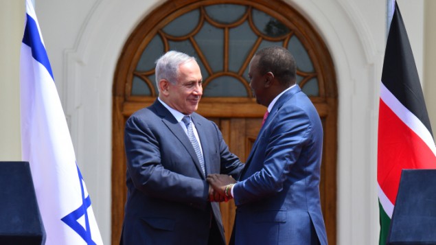 Le Premier ministre Benjamin Netanyahu et le président du Kenya, Uhuru Kenyatta, à Nairobi, le 5 juillet 2016. (Crédit : GPO/Kobi Gideon)