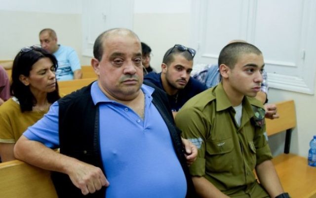 Elor Azaria, soldat israélien jugé pour homicide, et son père Charlie, devant la Cour militaire de Jaffa, le 6 juillet 2016. (Crédit : Flash90)