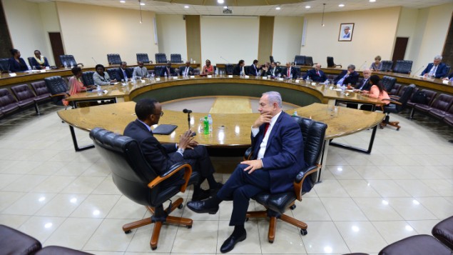 Le Premier ministre Benjamin Netanyahu rencontre le président du Rwanda Paul Kagame, à Kigali, Rwanda, le 6 juillet 2016 (Crédit : Kobi Gideon/GPO)