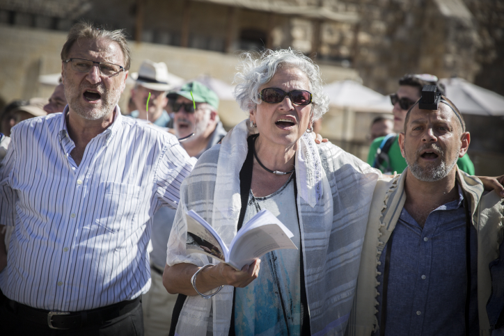 Des membres des mouvements conservateur et réformé pendant un service religieux mixte sur la place publique située devant le mur Occidental, dans la Vieille Ville de Jérusalem, le 7 juillet 2016 (Crédit : Hadas Parush/Flash90)