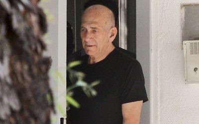 L'ancien Premier ministre Ehud Olmert à sa sortie de la prison de Ramle pour sa première permission depuis qu'il a commencé à purger sa peine de 18 mois en février 2016, le 11 juillet 2016. (Crédit : Avi Dishi/Flash90)