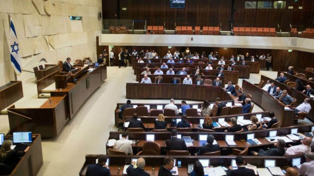 Les députés votent la loi sur le financement des ONG en plénière à la Knesset, le 11 juillet 2016. (Crédit : Yonatan Sindel/Flash90)