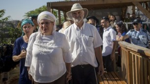 Les parents de Hallel Yaffa Ariel et des centaines de personnes arrivent au mont du Temple dans la Vieille Ville de Jérusalem, le 12 juillet 2016 (Crédit : Yonatan Sindel / Flash90)
