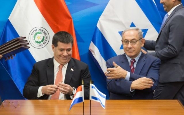 Le Premier ministre Benjamin Netanyahu et le président du Parauay Horacio Cartes, au bureau du Premier ministre à Jérusalem, le 19 juillet 2016. (Crédit : Pool/Emil Salman)