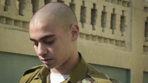 Elor Azaria, un soldat israélien qui a tué un Palestinien à Hébron, à l'extérieur de la cour militaire de Jaffa, le 24 juillet 2016 (Crédit : Flash90)