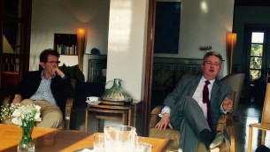 Le député Pascal Popelin (à dr.) et le député Guy Teissier, membres du groupe d'amitié France Israël de l'Assemblée nationale, s'entretiennent avec des journalistes à la résidence de l'ambassadeur à Jaffa, le 4 juillet 2016. (Crédits : Héloïse Fayet / Times of Israel) 