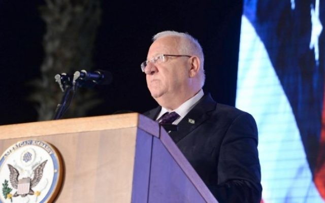 Le président Rivlin lors d'un événement pour célébrer le jour de l'Indépendance à la résidence de l'ambassadeur des Etats-Unis en Israël Dan Shapiro, le 30 juin 2016 (Crédit : Mark Neiman/GPO)