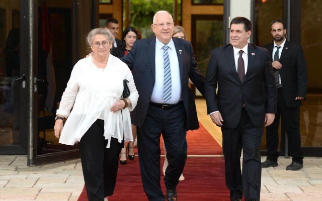 Le président Reuven Rivlin (au centre) et son épouse Nechama ont reçu le président du Paraguay, Horacio Cartes, à Jérusalem, le 18 juillet 2016. (Crédit : Mark Neiman/GPO)
