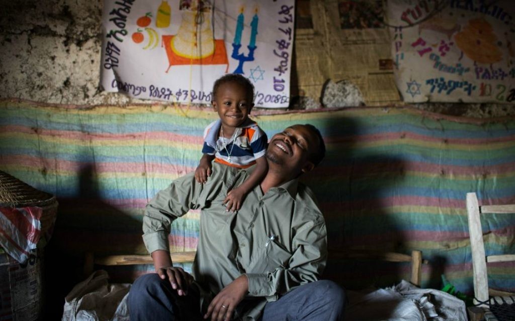 Gashaw Abinet, 29 ans, avec son fils Aliezar, 2 ans et demi, dans leur maison de Gondar le 26 avril 2016. Sa maison est tout près de la synagogue de Gondar, où il exerce en tant que chantre. (Crédits : Miriam Alster / Flash 90)