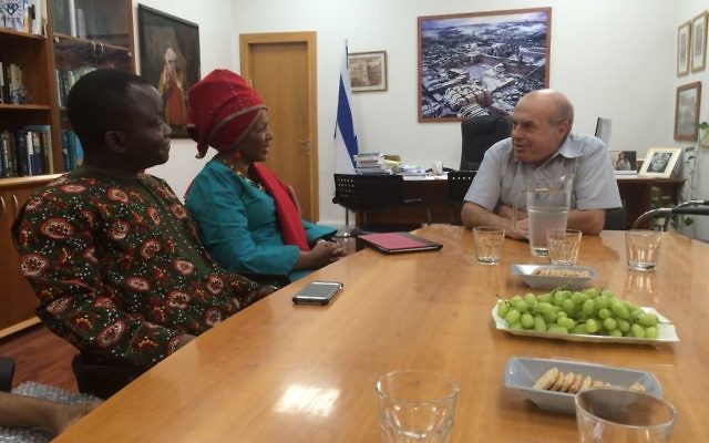 Natan Sharansky, président de l'Agence juive (à droite), a rencontré le pasteur sud-africain Linda Gobodo (au centre) et le pasteur nigérian Olusegun Olanipekun dans son bureau de Jérusalem, le 27 juillet 2016. (Crédit : Avi Mayer/Agence juive pour Israël)