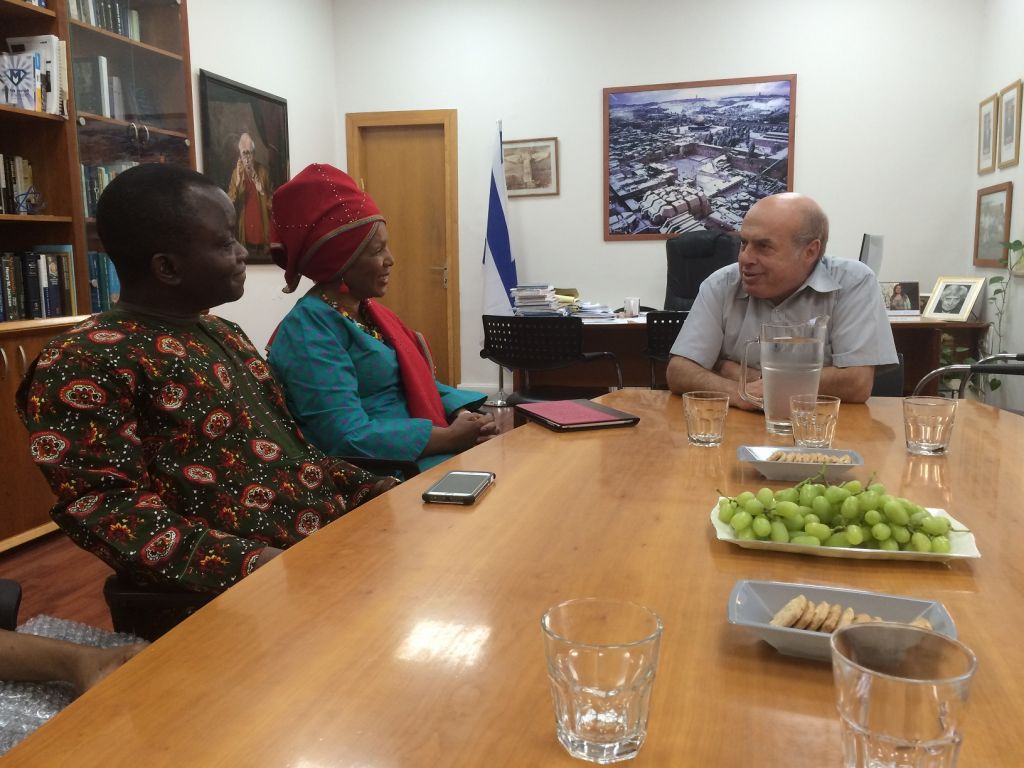 Natan Sharansky, président de l'Agence juive (à droite), a rencontré le pasteur sud-africain Linda Gobodo (au centre) et le pasteur nigérian Olusegun Olanipekun dans son bureau de Jérusalem, le 27 juillet 2016. (Crédit : Avi Mayer/Agence juive pour Israël)