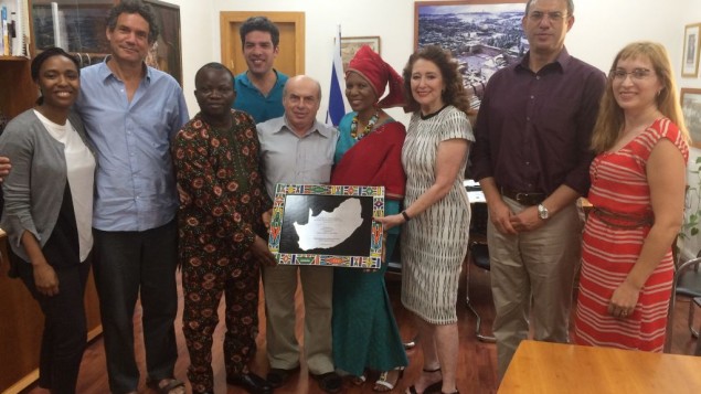 Natan Sharansky, président de l'Agence juive (au centre), a rencontré le pasteur sud-africain Linda Gobodo (à sa gauche) et le pasteur nigérian Olusegun Olanipekun (à sa droite) dans son bureau de Jérusalem, le 27 juillet 2016. (Crédit : Avi Mayer/Agence juive pour Israël)