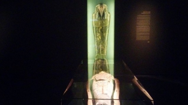 La seule momie égyptienne d'Israël est exposée au musée d'Israël depuis le 25 juillet 2016. (Crédit : Ilan Ben Zion/Times of Israel)
