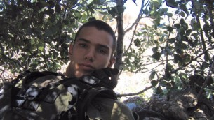 Le sergent Ariel Barbi sous un arbre au cours de la seconde guerre du Liban. (Crédit : autorisation) 