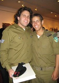 Sgt. Steven Wainland, à gauche, pose avec un ami après la seconde guerre du Liban. (Crédit : autorisation) 