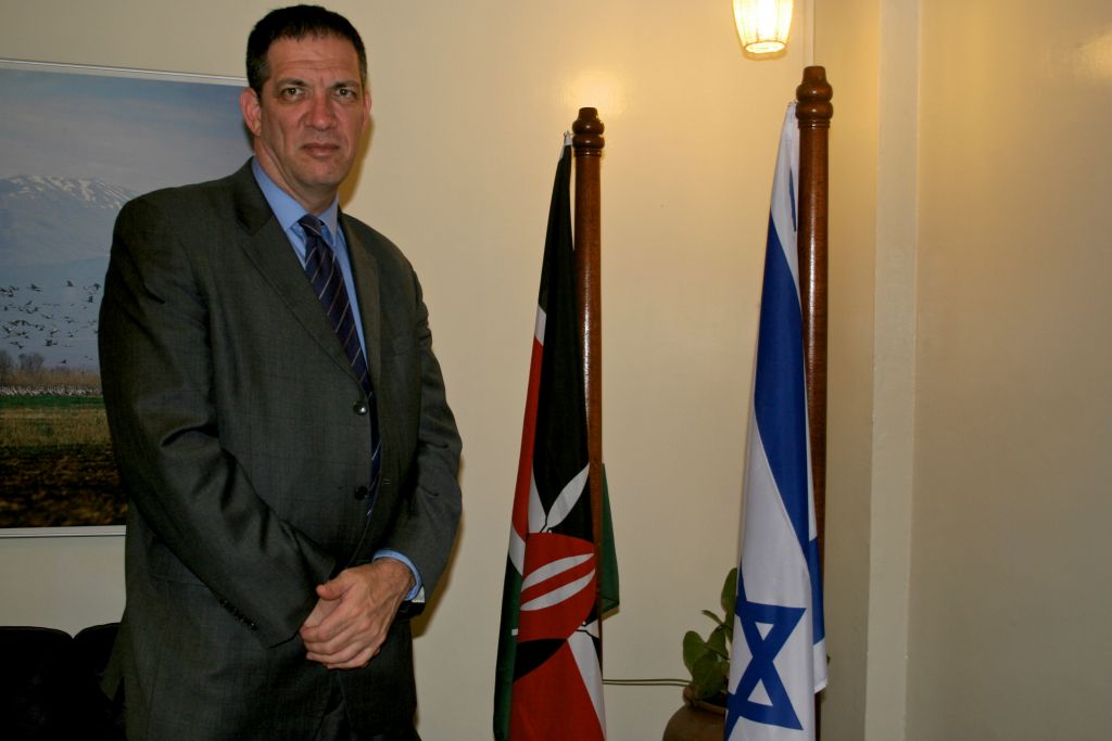 L'ambasadeur israélien au Kenya, Yahel Vilan, devant les drapeaux israéliens et kenyans (Crédit : autorisation)