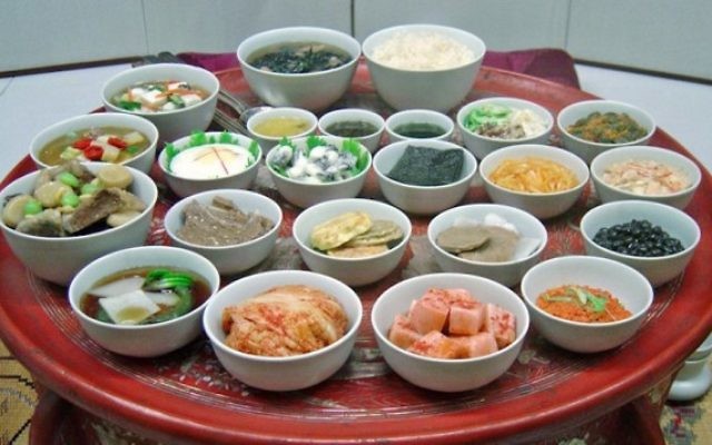 Le hanjungsik est un repas traditionnel coréen présentant plusieurs plats. (Crédit : WikiCommons/JTA)