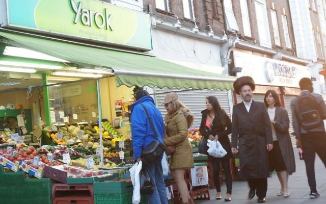 Des acheteurs dans un marché du quartier juif londonien de Golders Green, le 19 juin 2015. (Crédits : Cnaan Liphshiz / JTA)