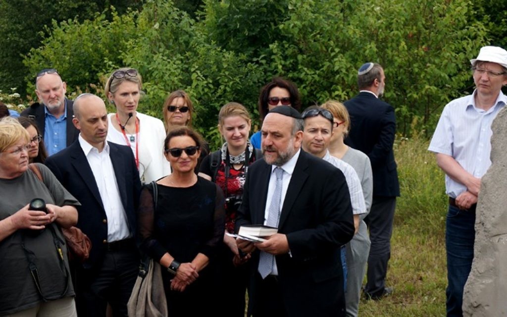 Michael Schudrich, grand rabbin de Pologne, récite une prière pour les victimes du massacre de Jedwabne au cimetière juif de la ville, le 10 juillet 2016. (Crédit : JTA/Cnaan Liphshiz)