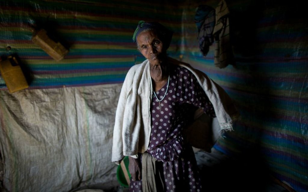 Mulu Lagese, 74 ans, dans sa maison de location à Gondar, le 24 avril 2016. Lagese souffre probablement d’un goitre, à cause d’un manque d’iode. (Crédits : Miriam Alster / Flash 90)