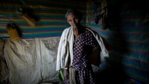 Mulu Lagese, 74 ans, dans sa maison de location à Gondar, le 24 avril 2016. Lagese souffre probablement d’un goitre, à cause d’un manque d’iode. (Crédits : Miriam Alster / Flash 90)