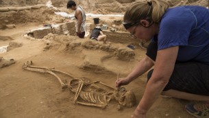 Une archéologue sur un site de fouilles à Ashkelon (Crédit : autorisation Leon Levy Expedition)