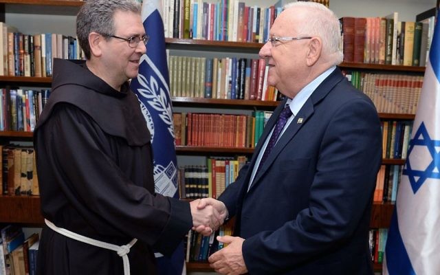 Le président Reuven Rivlin (à droite) avec le père Francesco Patton, nouveau custode de Terre Sainte, à Jérusalem, le 26 juillet 2016. (Crédit : GPO/Mark Neiman)