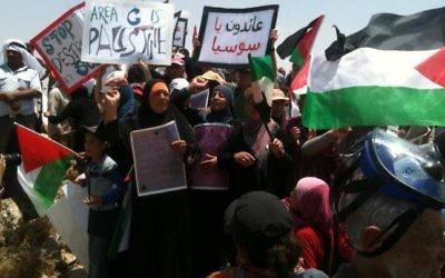 Des Palestiniens résidents de Sussiya protestent contre une décision de justice autorisant la démolition du village situé au sud-est de Hebron, le 22 juin 2012 (Crédit : CC BY-SA Mr. Kate, Wikimedia Commons)