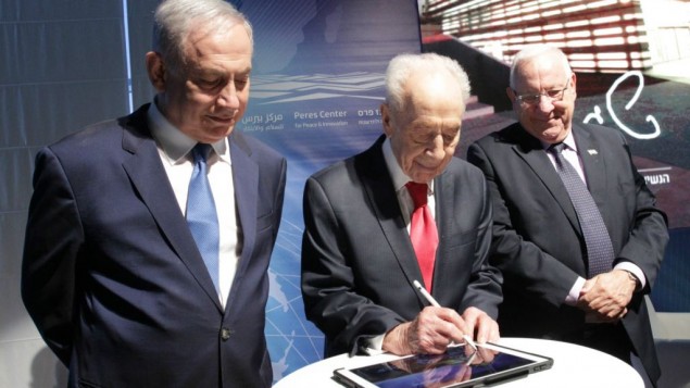 L'ancien président Shimon Peres (au centre), avec le Premier ministre Benjamin Netanyahu (à gauche) et le président Reuven Rivlin pour la cérémonie de pose de la première pierre du Centre d'innovation israélien, le 21 juillet 2016. (Crédit : autorisation)