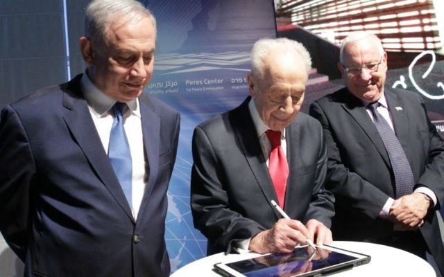 L'ancien président Shimon Peres (au centre), avec le Premier ministre Benjamin Netanyahu (à gauche) et le président Reuven Rivlin pour la cérémonie de pose de la première pierre du Centre d'innovation israélien, le 21 juillet 2016. (Crédit : autorisation)