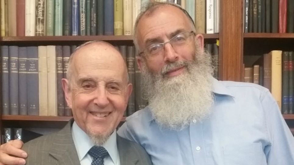 Le rabbin David Stav (à droite), fondateur et président de l'organisation rabbinique israélienne Tzohar, a exprimé son plein soutien au rabbin de New York Haskel Lookstein (à gauche), après une rencontre le 5 juillet 2016. (Crédit : Yakov Gaon) 